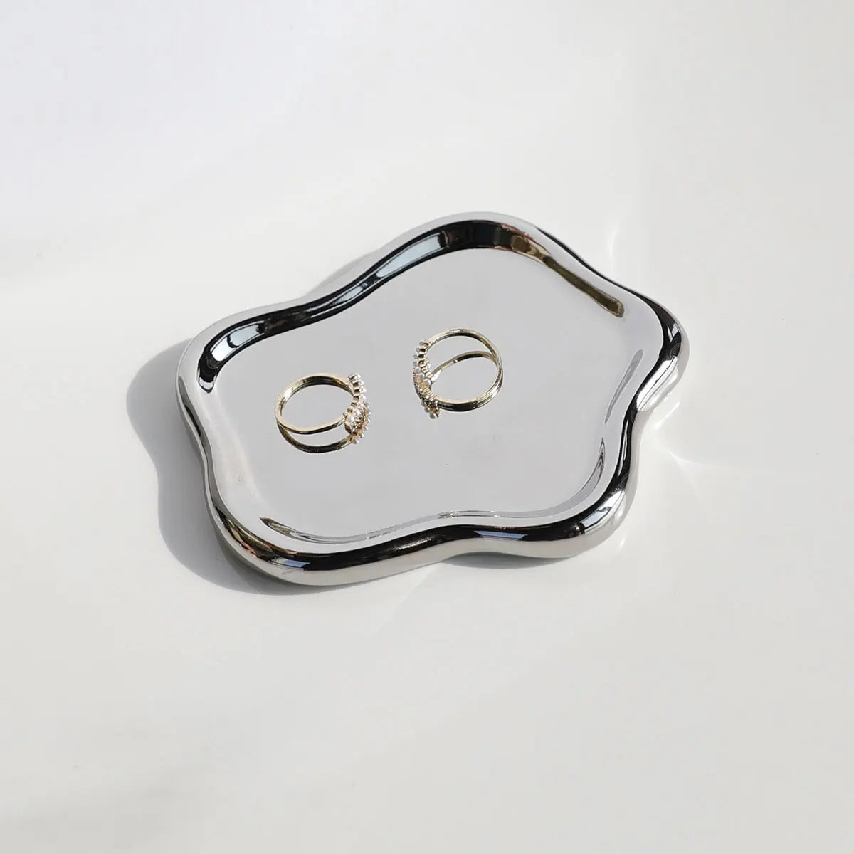 Bandeja de cerámica blanca con anillos