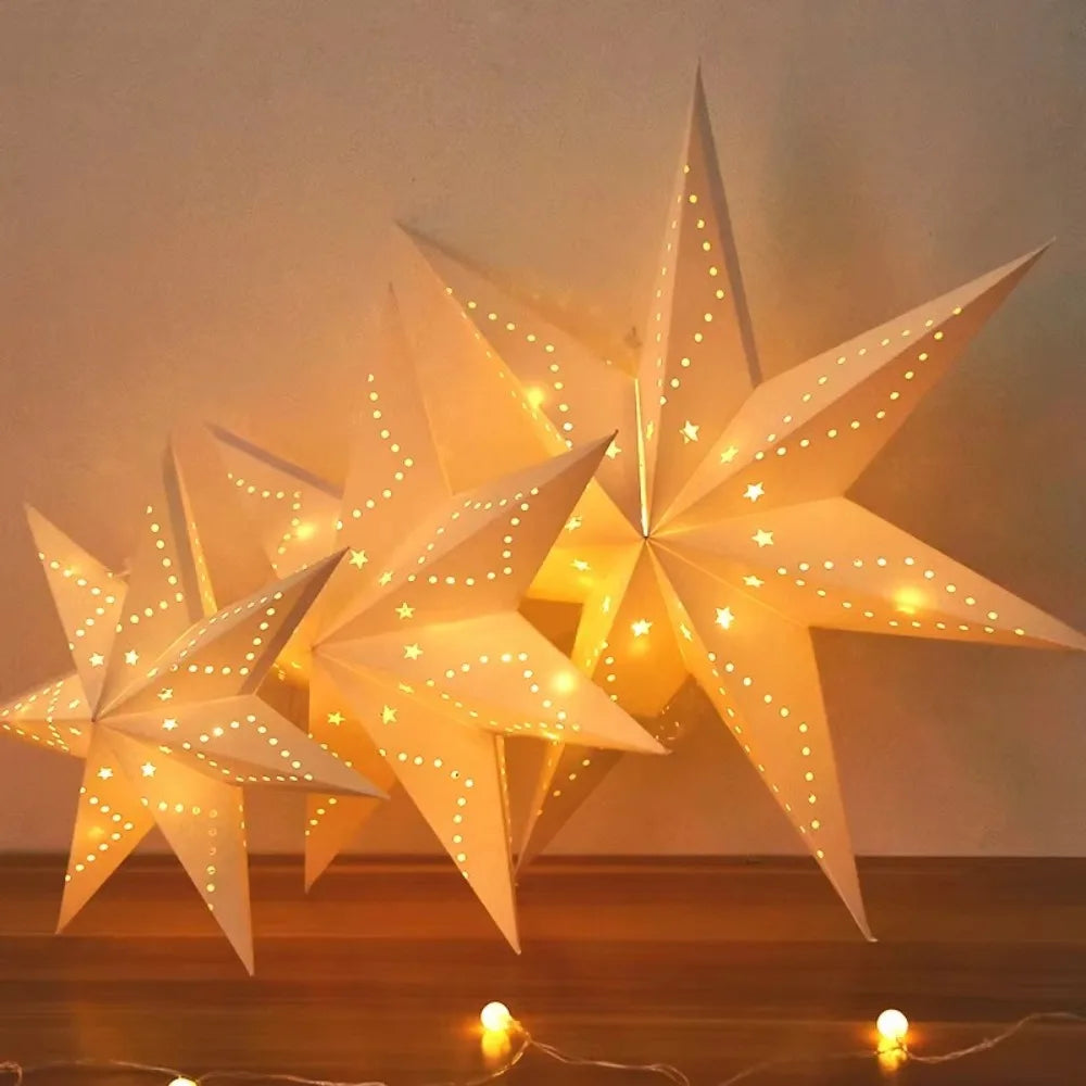 Estrellas de papel colgantes iluminadas